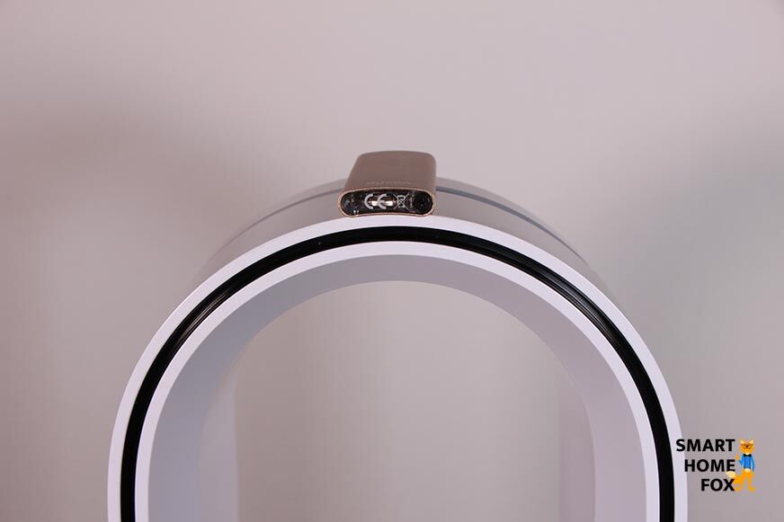 Die Fernbedienung des Dyson Purifier Cool Luftreiniger und Turmventilators ist magnetisch am oberen Ende des Turmes befestigt